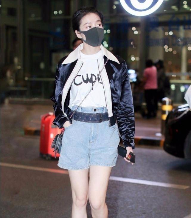 "干"牛仔裤搭配迷你上衣,张雪迎彻底回归日常生活了!_时尚_衣服_气质