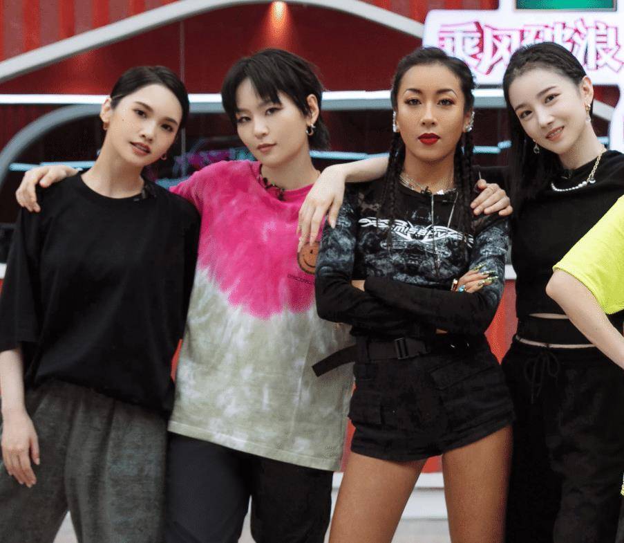 《浪姐2》练习室大片曝光,李菲儿暴露身高缺陷,那英舞姿像做法_姐姐