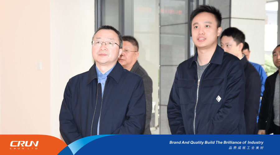 川润股份总裁钟海晖向陈华斌详细汇报了公司聚焦"风光