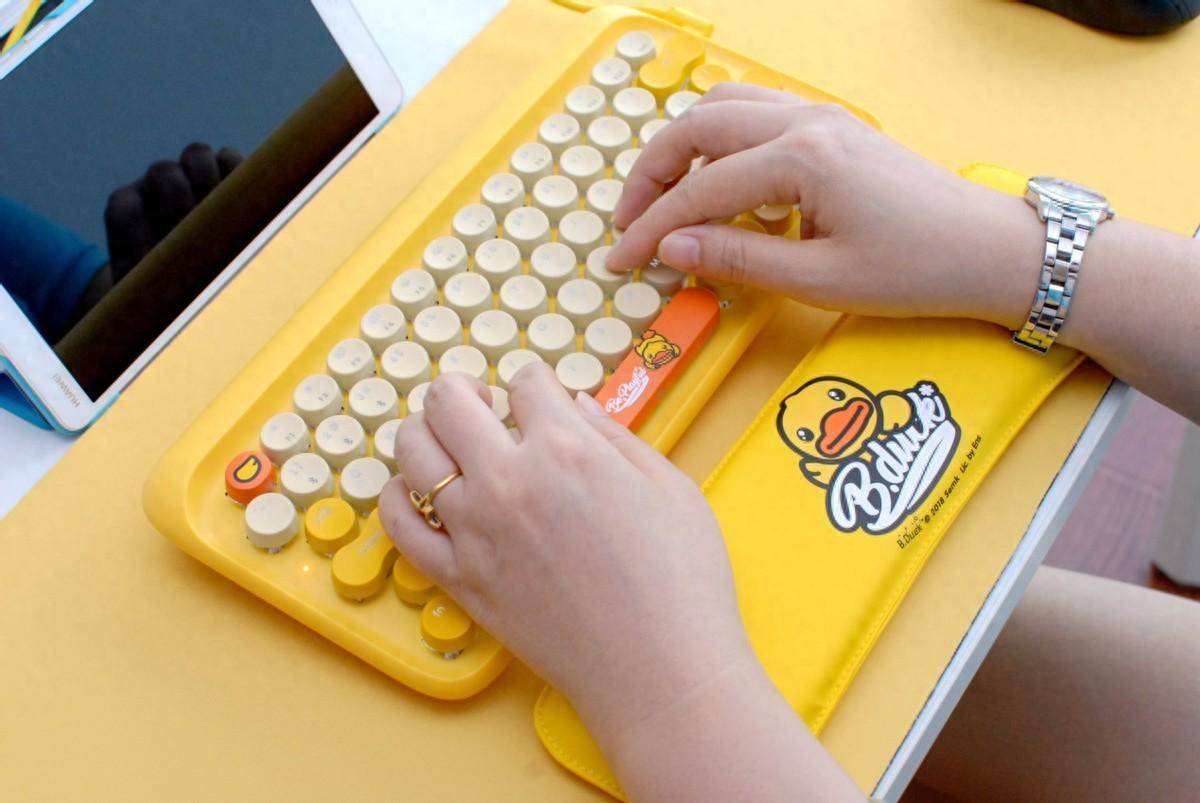 女生专属，最强颜值机械键盘洛斐Lofree粉底液来了