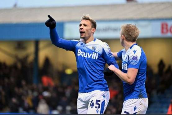 博纳在对阵前球队查尔顿竞技的比赛中享受了他的进球_虐待_博恩_球员