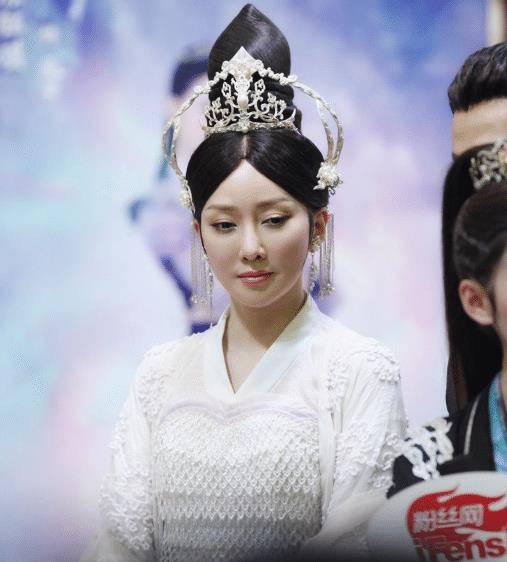 萨顶顶一直坚持化"神婆妆",导演强制要求卸妆,素颜依然很自信_特色