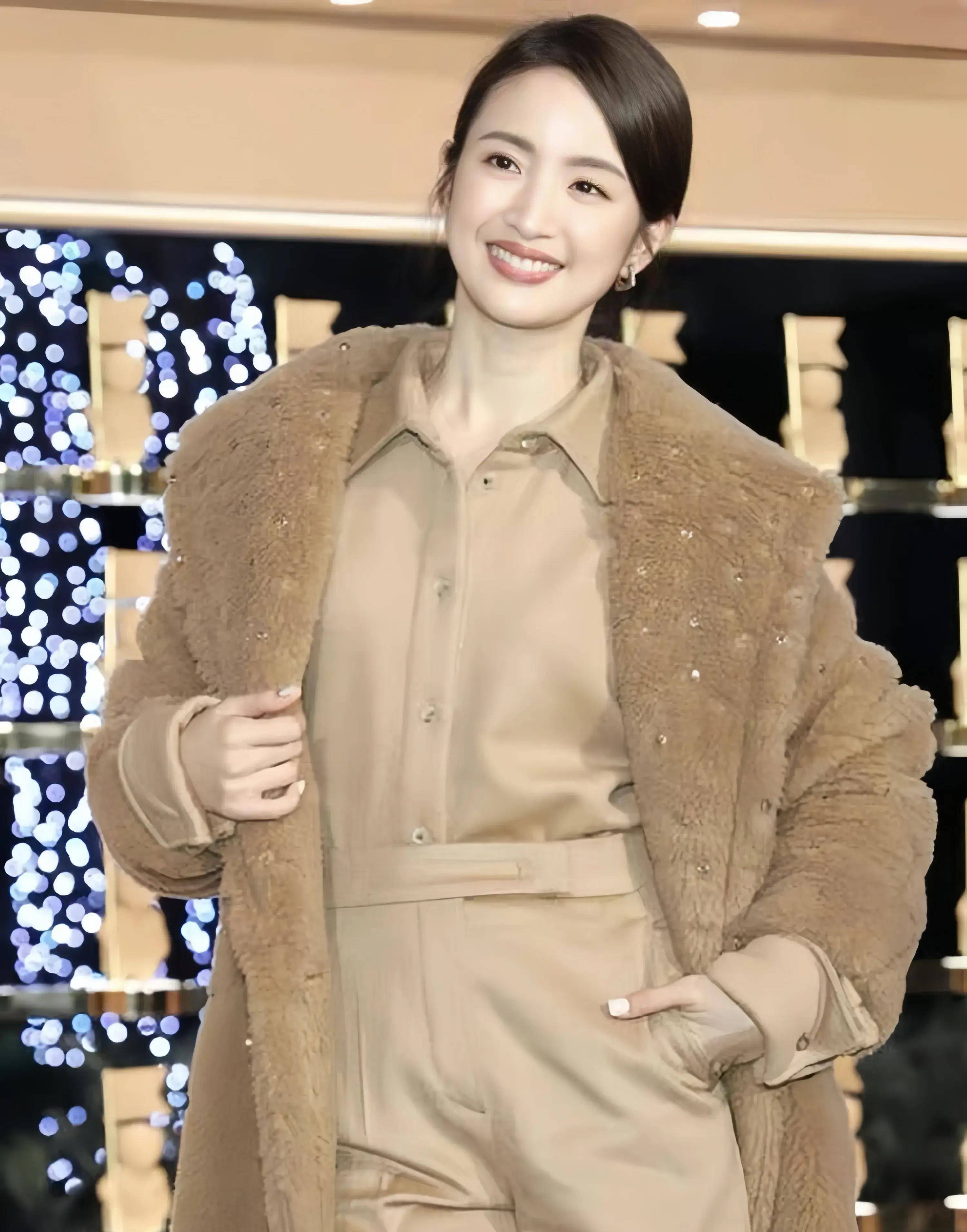 42岁的林依晨在活动中演绎出令人惊艳的时尚风格!_大衣_个性_显得