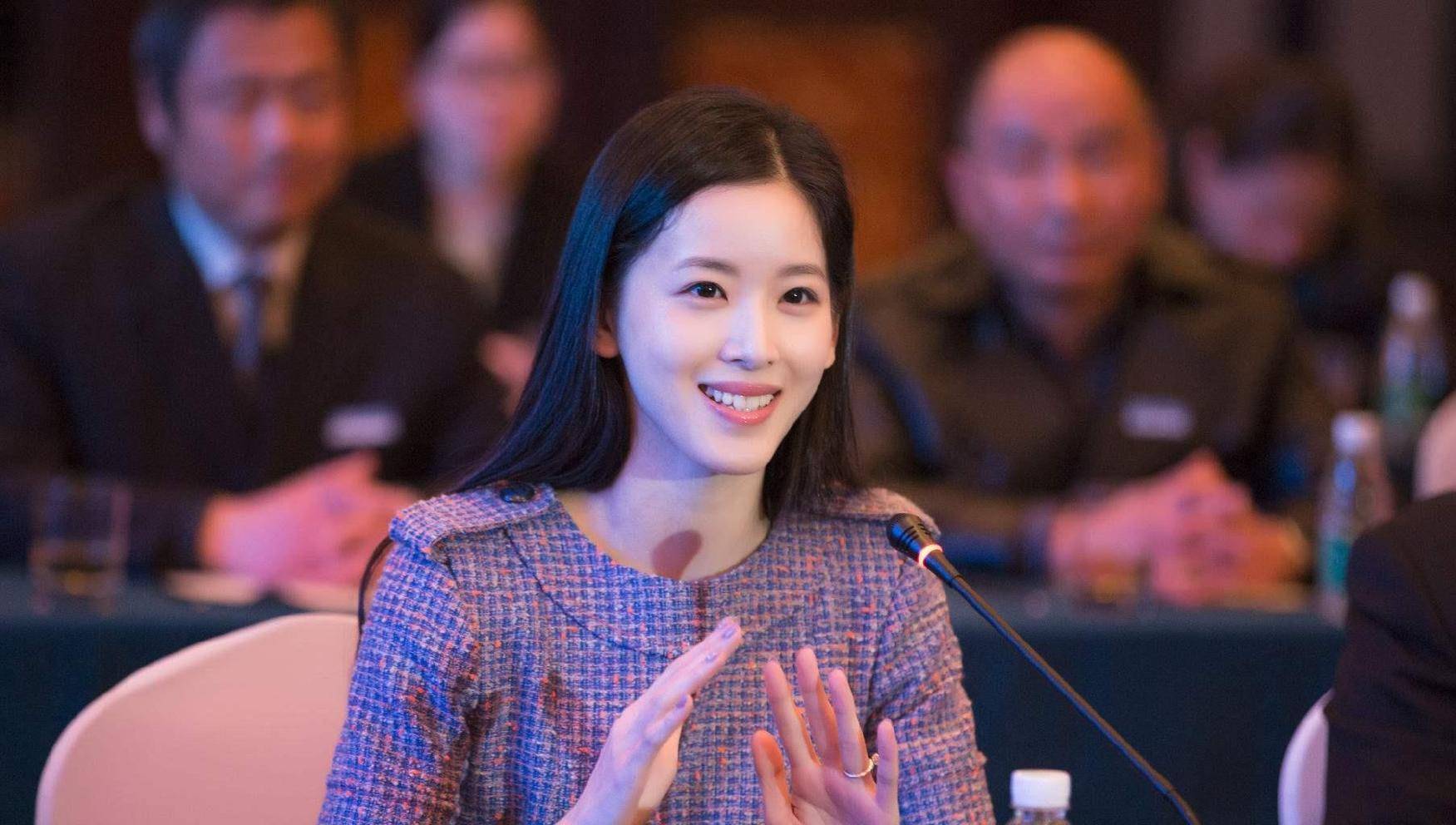 有了丰富的金融知识和企业运营经验,她可以与比尔盖兹侃侃而谈;优越的