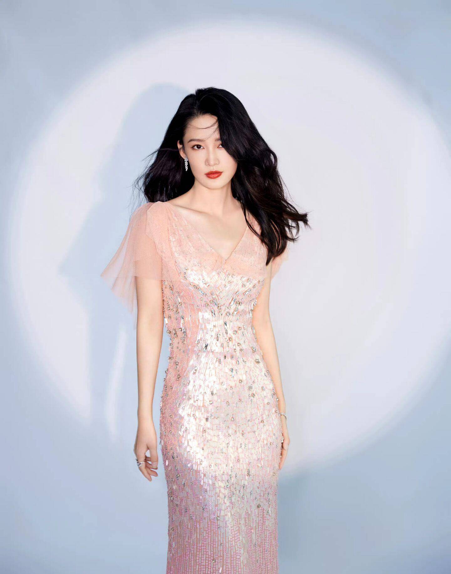 李沁卷发纱裙舞台造型大片:精致甜美,浪漫迷人_魅力_照片_气质