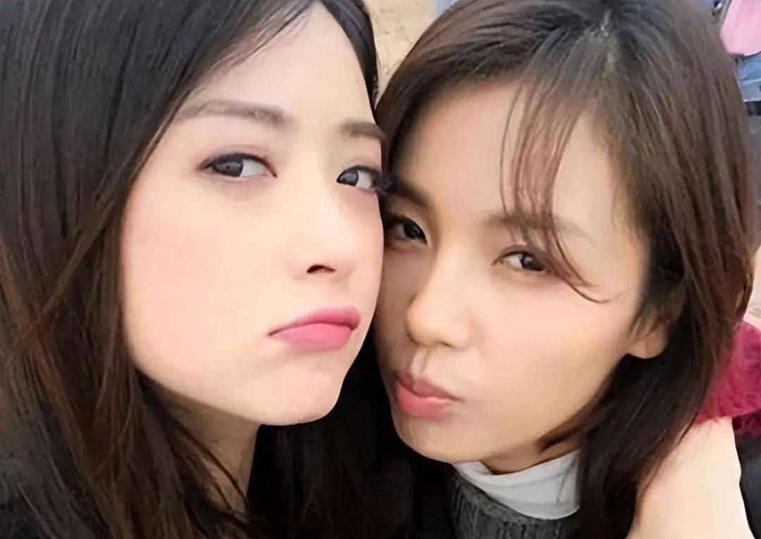 还跟已婚男主打野战",而网友纷纷猜测当事女主是刘涛,使得两位好姐妹