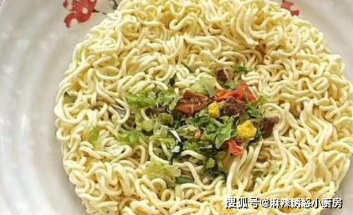 泡麵也叫方便麵,不但吃起來方便,味道也非常好吃,價格也便宜,也成了