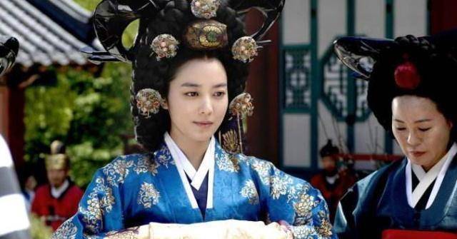 年仅十五岁的仁显王后就嫁给了肃宗,成为了朝鲜宫中最尊贵的女人,仁显