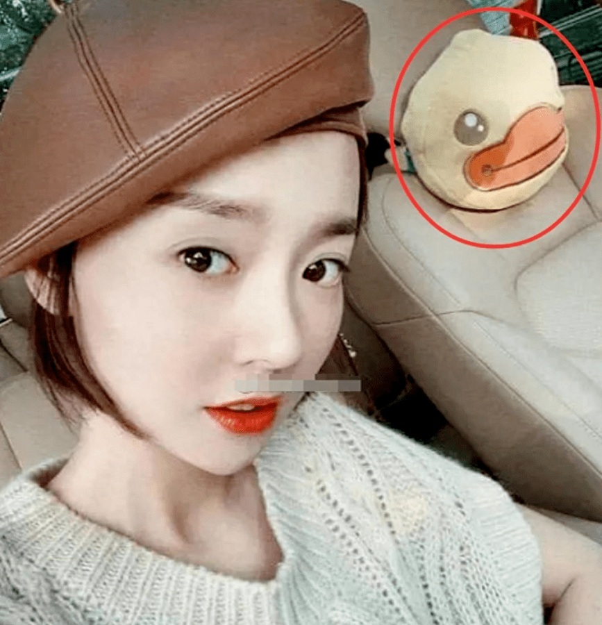 女方晒过的车里有小黄鸭坐垫,杨鸣车里也有同款小黄鸭,很大概率是同