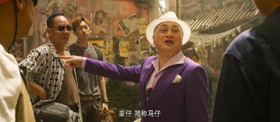 汤镇业饰演的明叔来自香港,操着一口港普,动作夸张,说话掐头去尾藏着