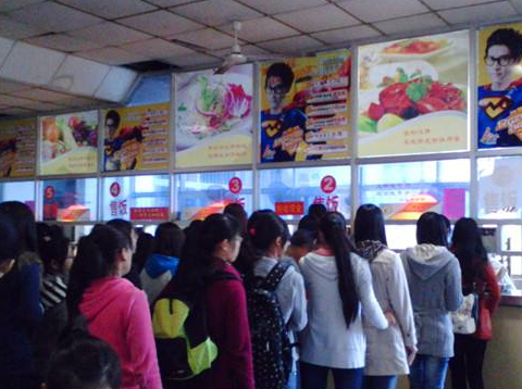 大学出现“泡面小食堂”，一天卖出3000多元，食堂阿姨笑不拢嘴(图6)