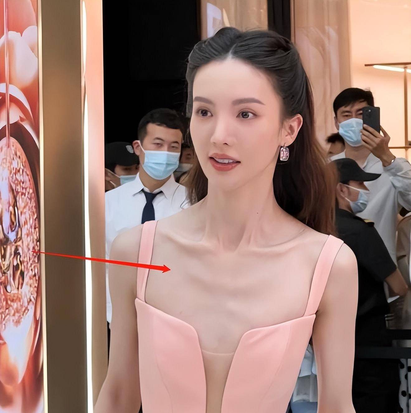完全可以看出骨头的走向了这样的瘦不仅毫无美感,而且绝对不利于身体