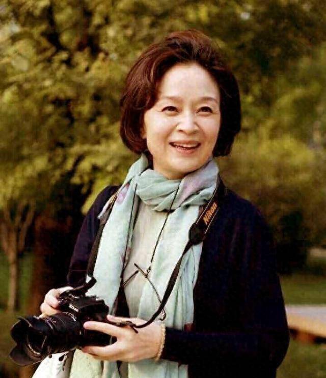 刘莉莉:演"巧姑"成名,离婚后嫁富商,大龄女儿是骄傲也是心病_刘丽丽