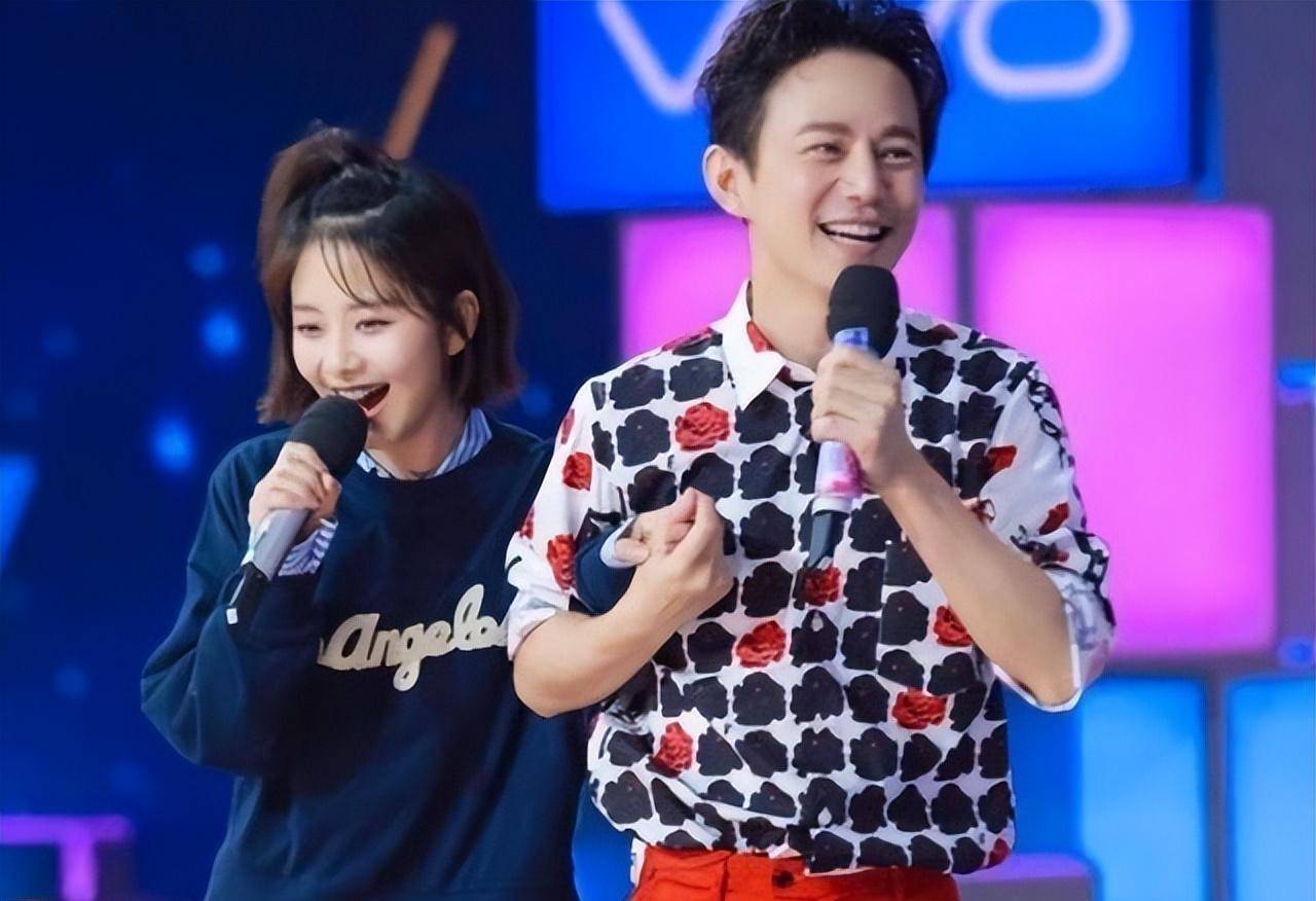 谭松韵和何炅2018年的跨年夜,无数国人举杯欢庆准备迎接新的一年时