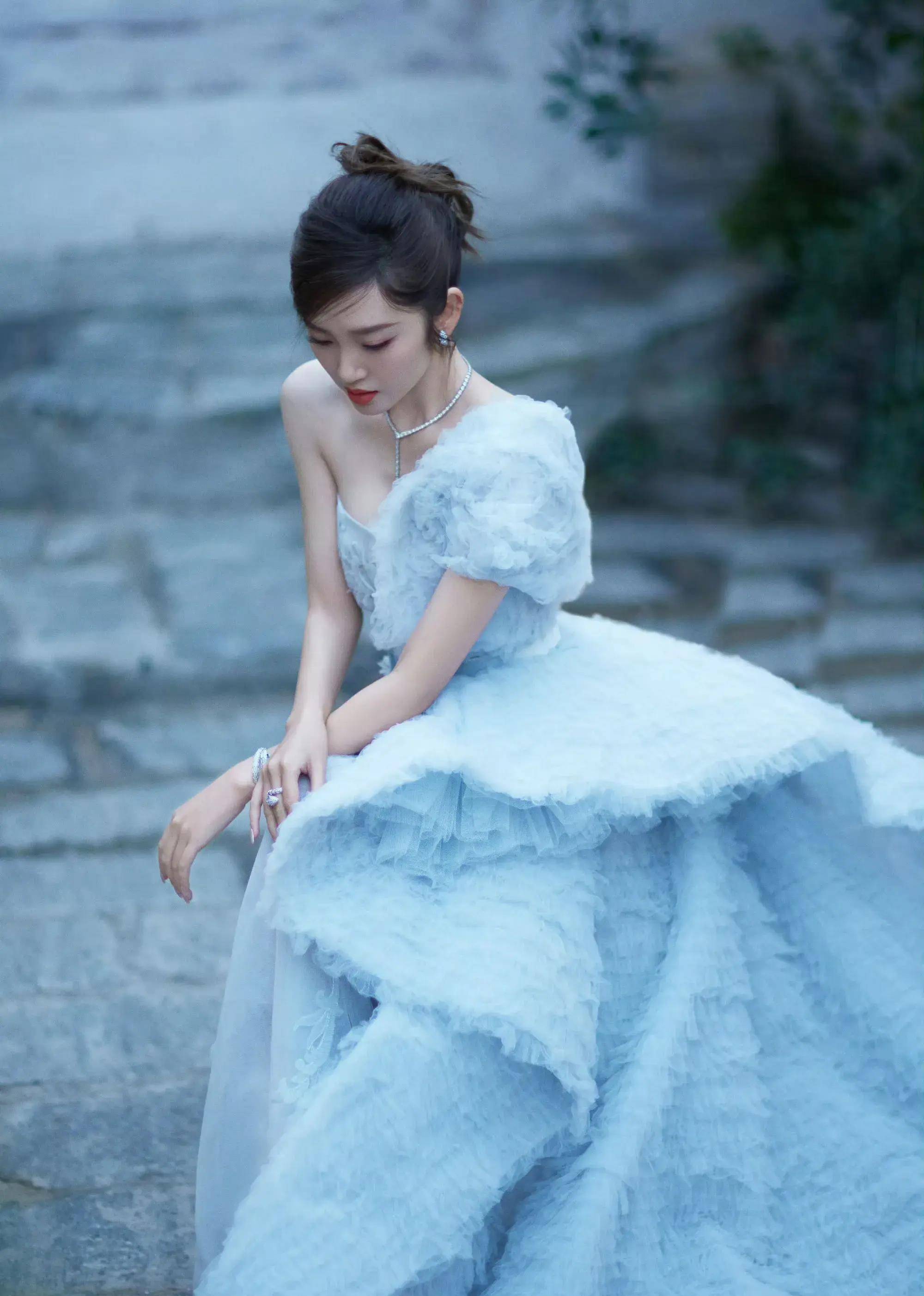 唐艺昕蓝色单肩透视裙 优雅大气 清冷静谧_造型_显得_整体