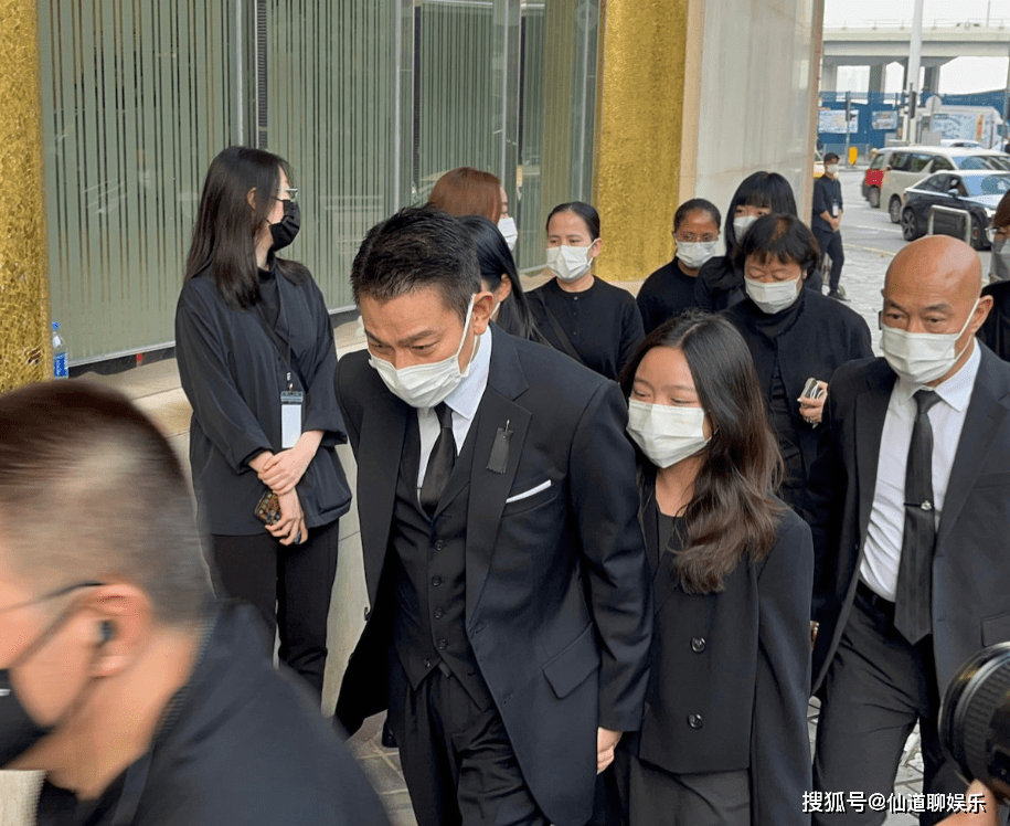 升降机缓缓降落到地下大堂,刘德华转身面向殡仪馆门外,双手合十,敬礼