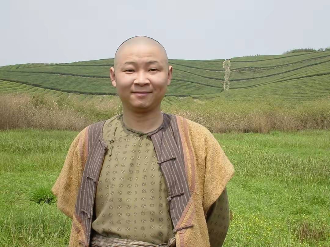 赵亮:因演太监成名,娶身高1.8米的性感名模为妻,如今为何归隐去养鸡?