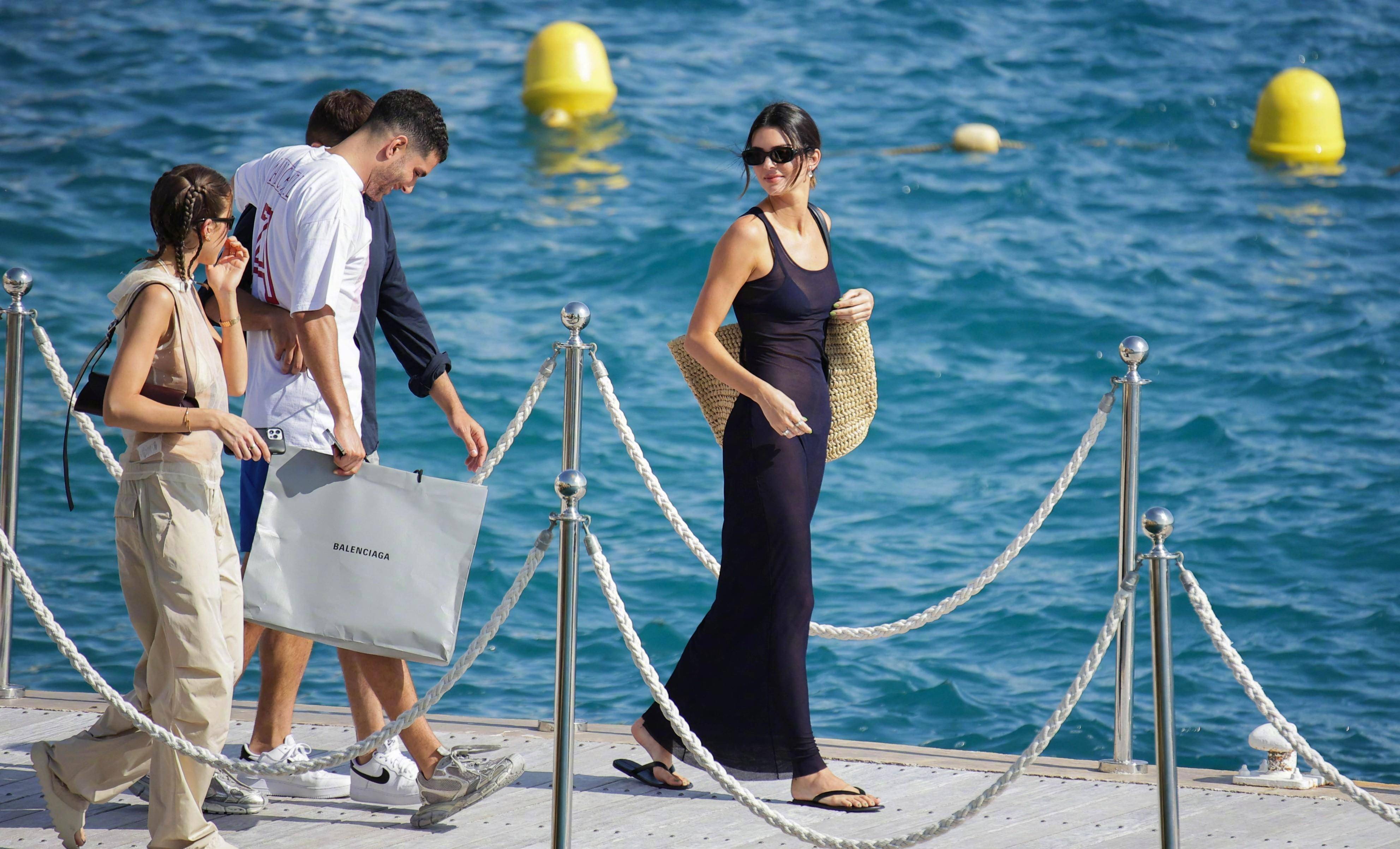 肯豆比基尼外搭轻薄长裙,676767这身材真好看啊_黑色_耳环_钻石