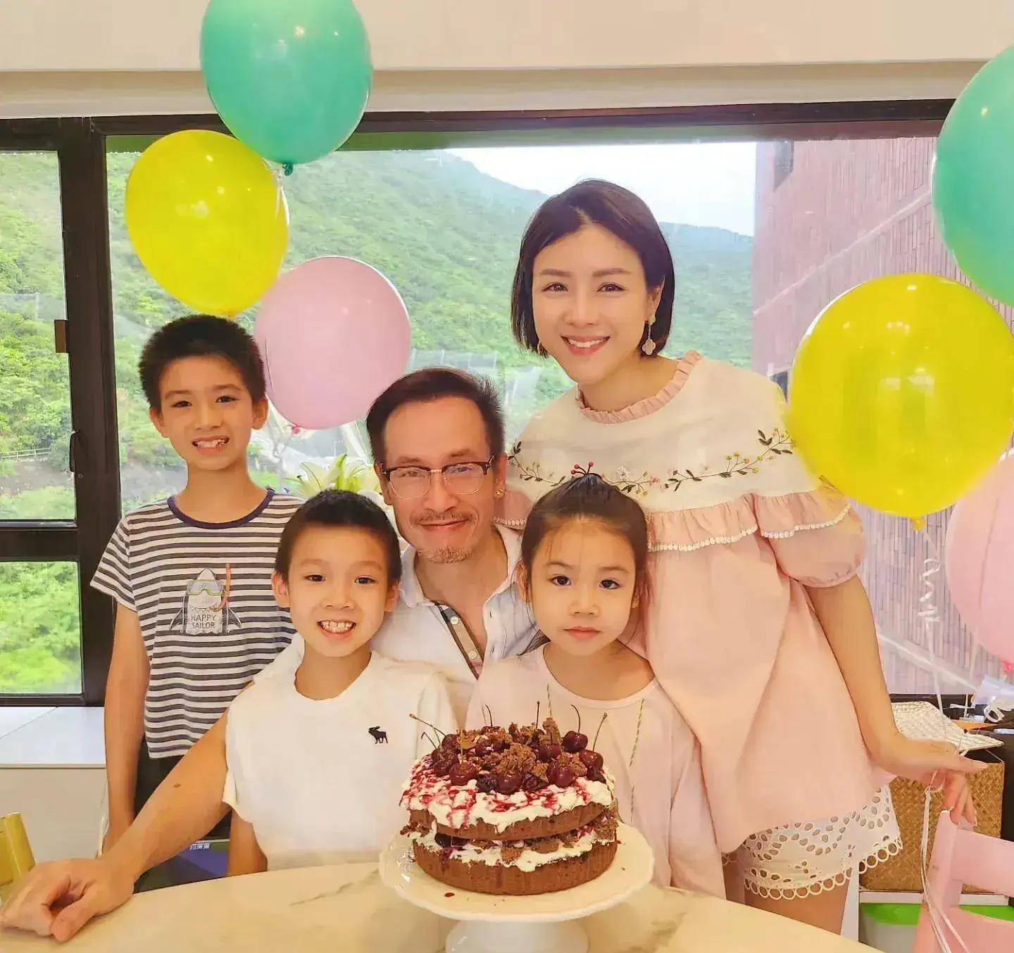 陈茵媺晒全家福为大儿子庆生,10岁陈梓烨阳光帅气,模样像陈豪_妈妈_一