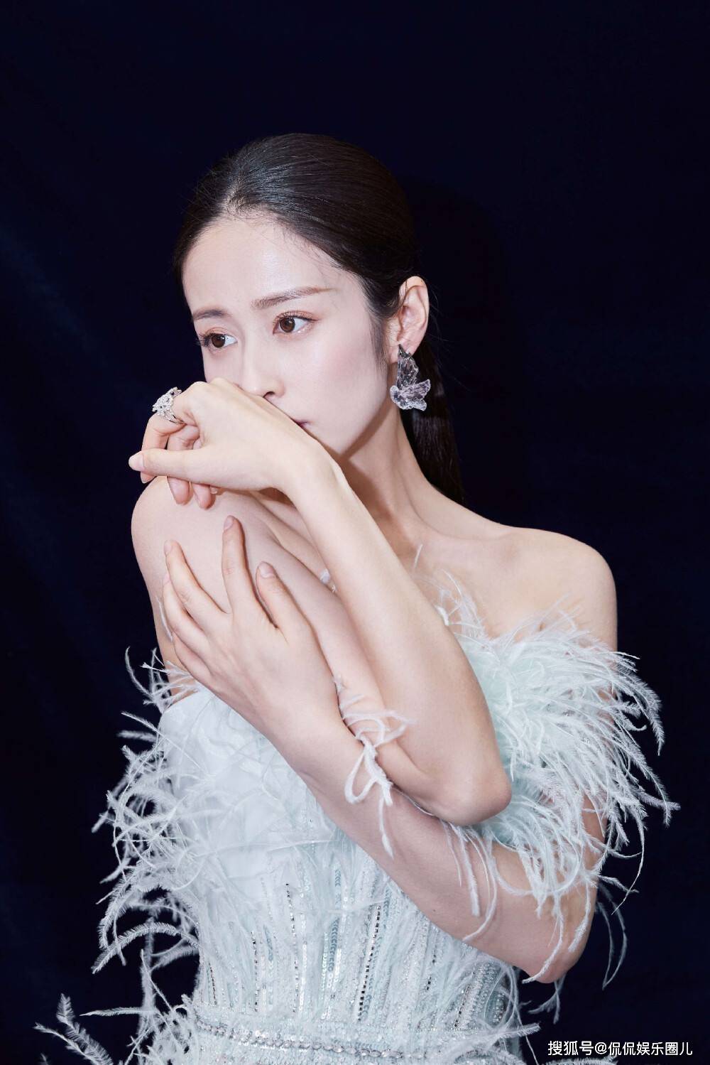 凹凸身材韵味十足!34岁颖儿写真赏_生活_运动_人心