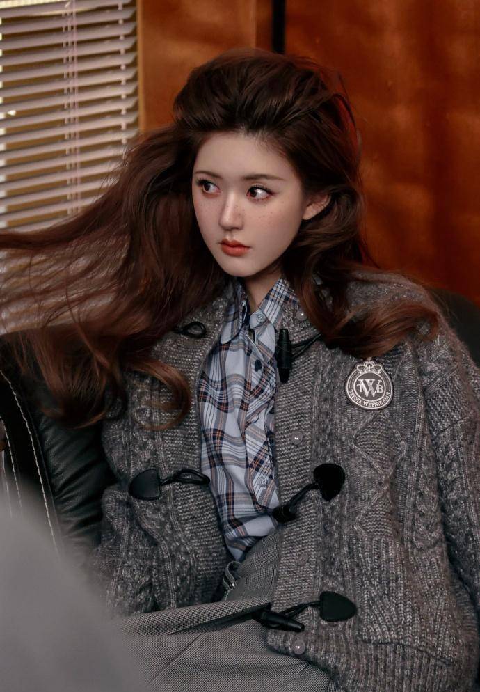 赵露思变身"复古甜心",5套穿搭风格百变,高马尾雀斑妆超抢眼_时尚