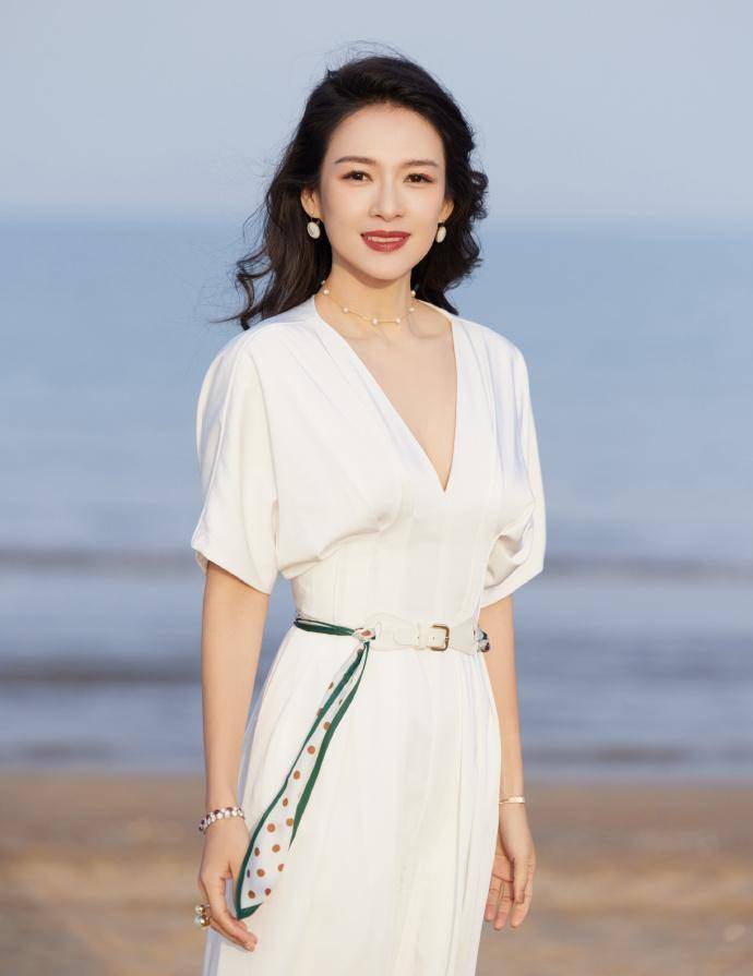 章子怡官宣分手后首现身,穿白衬衫扎麻花辫,知性优雅更美了_汪峰_活动
