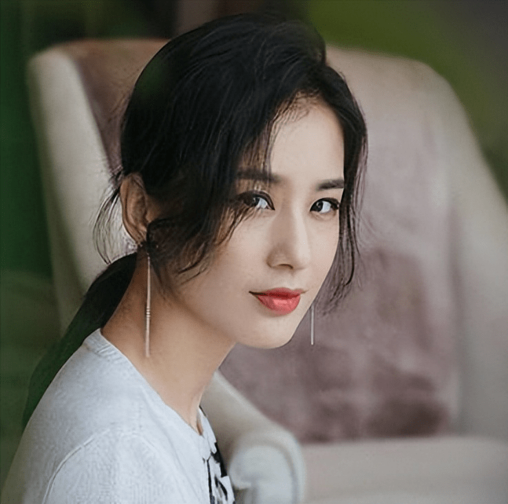 黄圣依:撒娇女人最好命,跪坐沙发求买包,一年两亿零花钱,绝了_杨子_剧