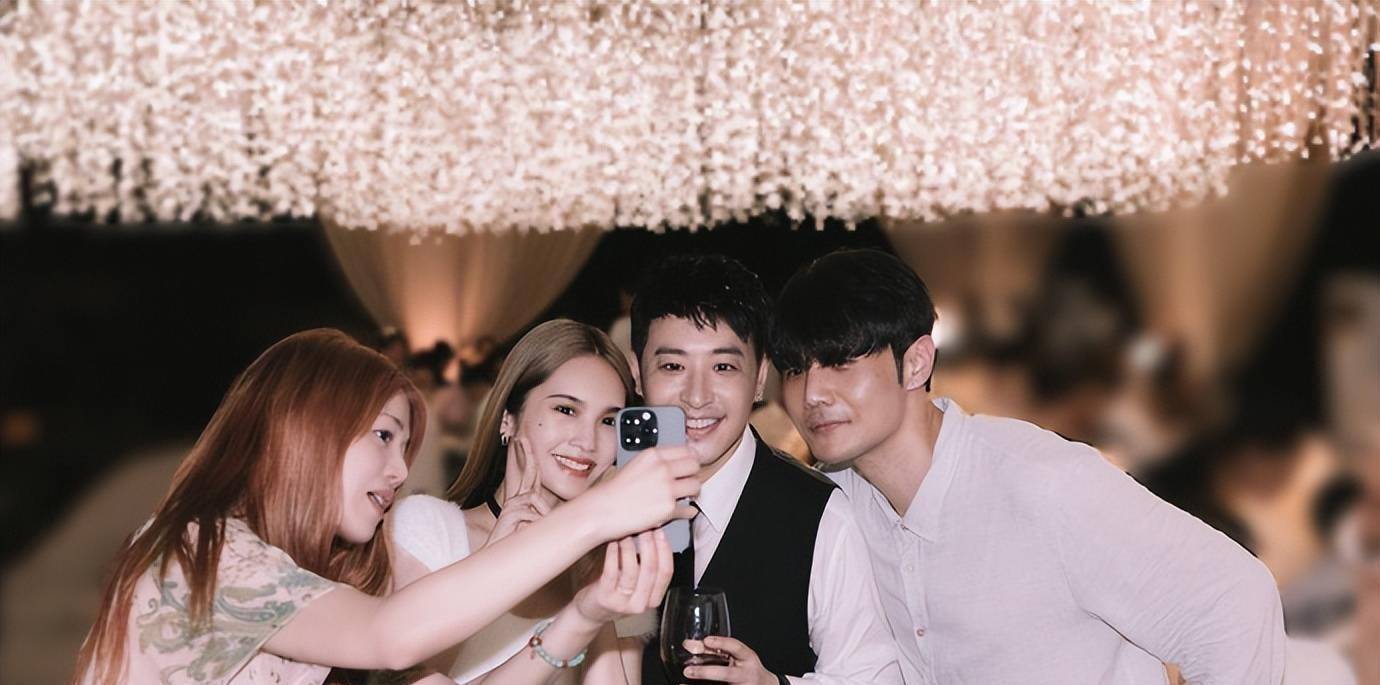 杨丞琳晒潘玮柏婚礼现场照送祝福,网友齐呼:期待你也穿上婚纱_李荣浩
