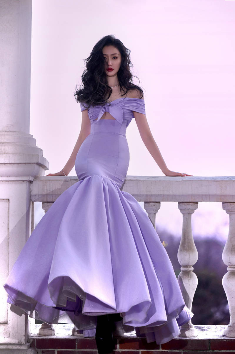 这组写真大片中,张天爱身着紫色人鱼裙,沐浴在暖光中,大方展露傲人