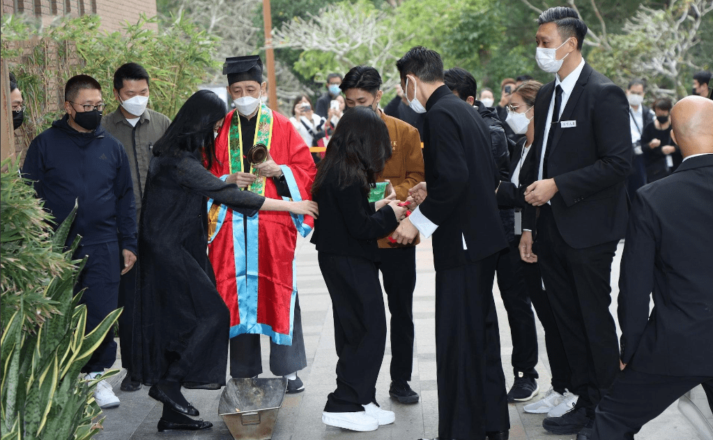 儿媳朱丽倩又换装,一袭黑色旗袍裙尽显风姿卓绝