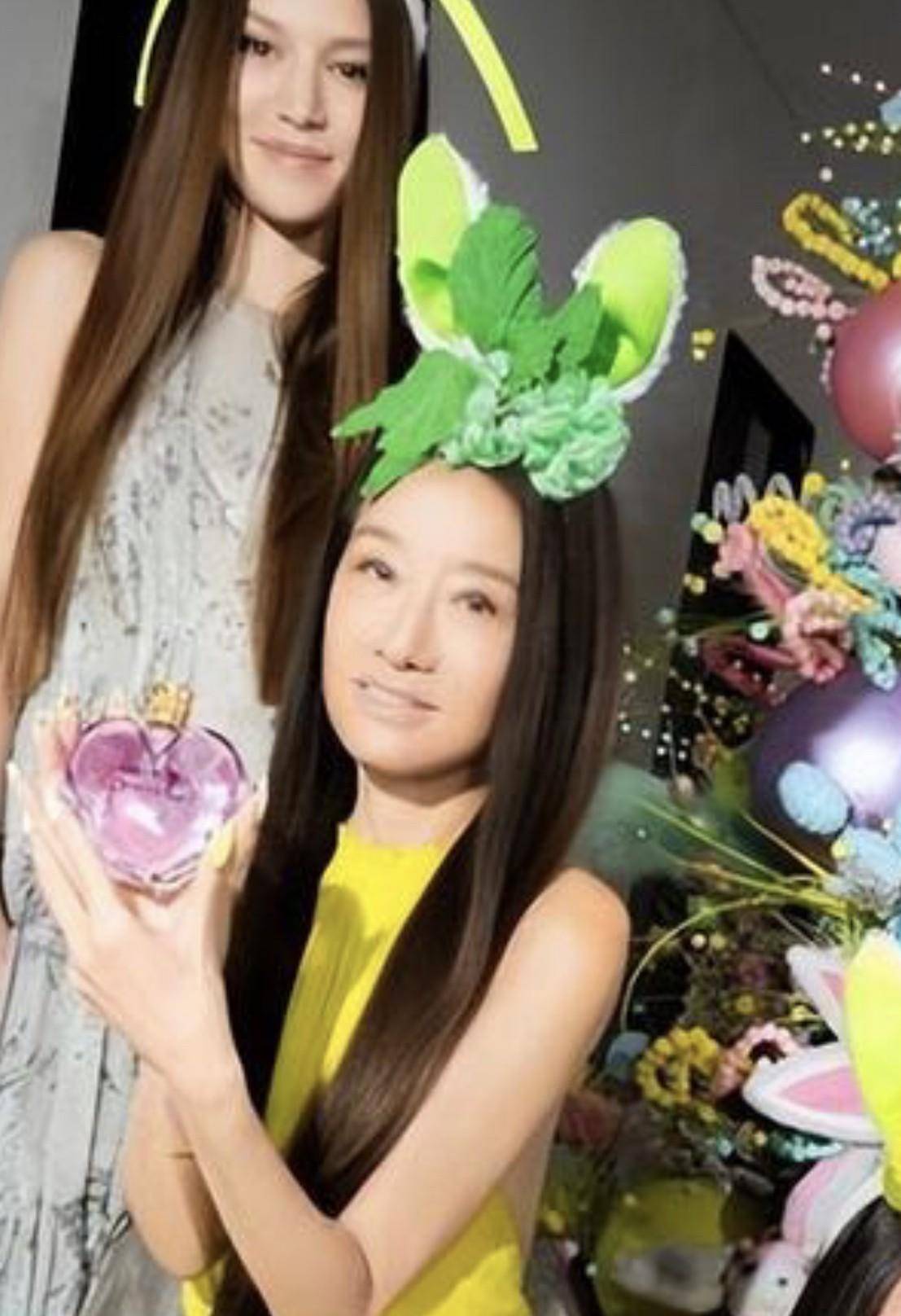 穿上黄裙子变身兔女郎,身材比两个女孩还要好_vera_wang_女儿