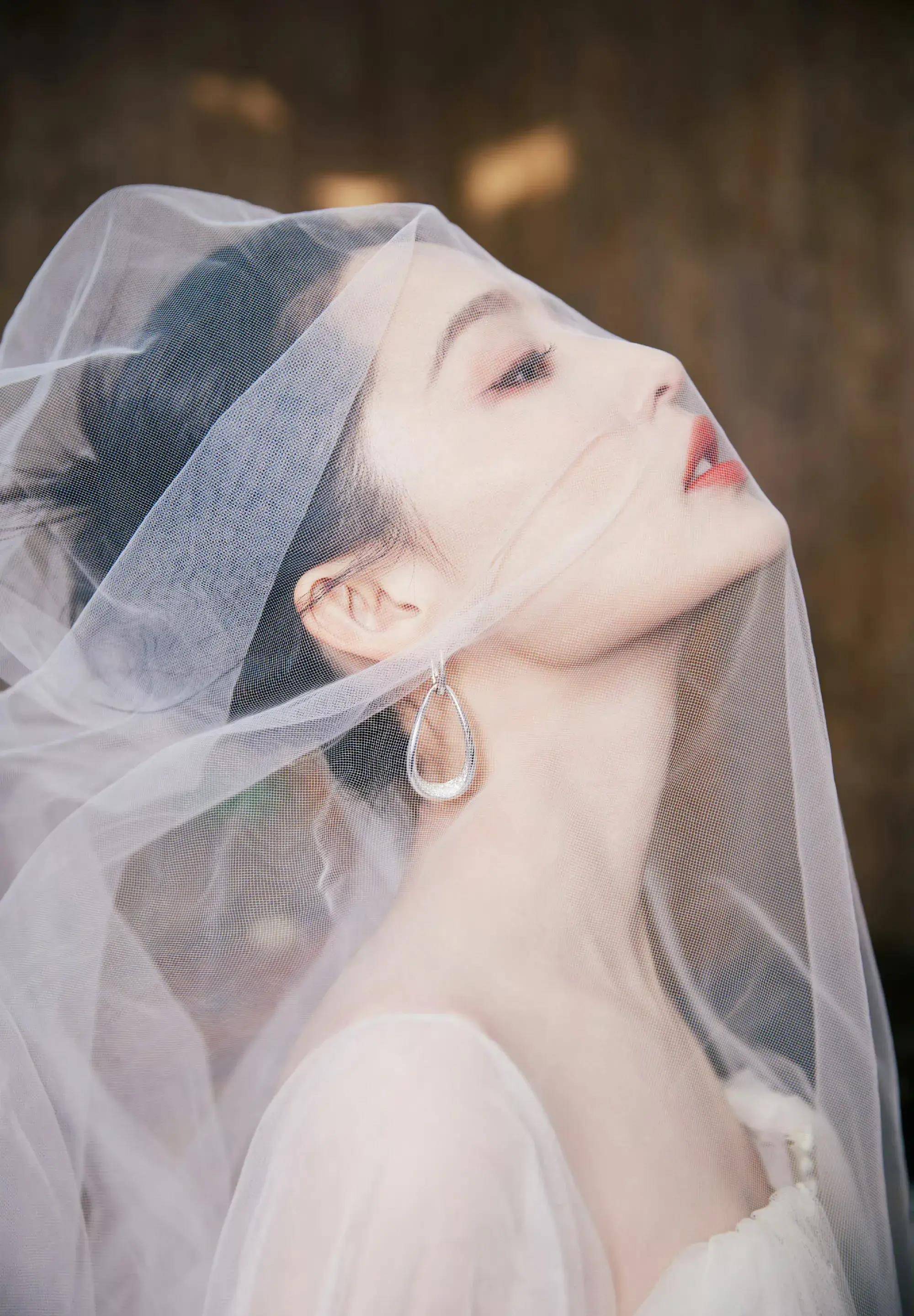 李沁身穿一袭飘逸白纱裙 清冷淡雅又纯欲