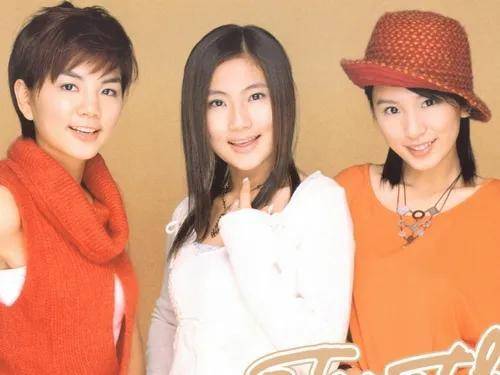 而在三人团中,看起来最像"小男孩"的ella在2012年结婚,婚后育有一子.