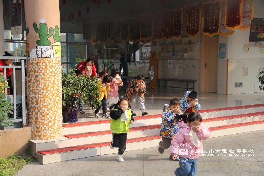 防患未"燃",安全"童"行——迪涛幼儿园开展消防安全演练_急救_疏散