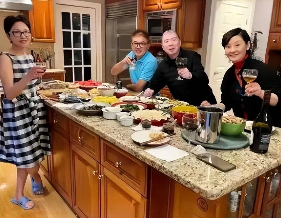 国内赚钱国外花,这6位知名明星移居国外,住豪宅开豪车_李湘_苗侨伟