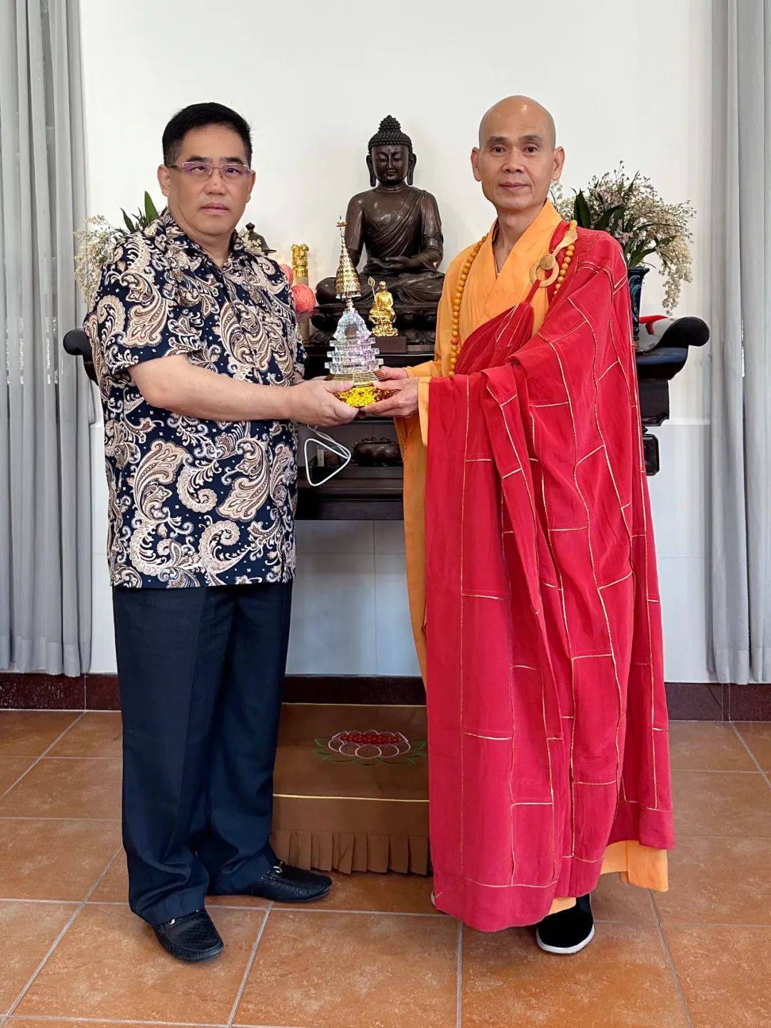 法量大和尚代表六榕常住接受捐赠