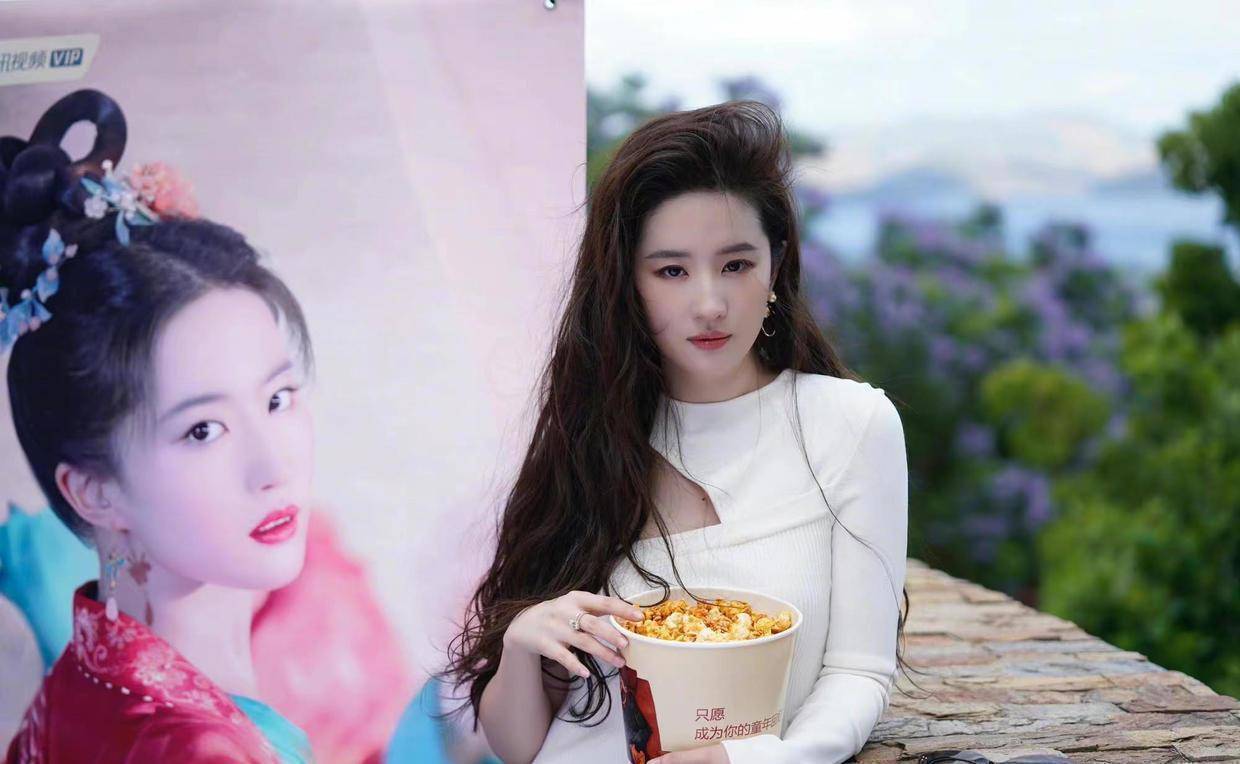 刘亦菲也太美了吧!穿镂空连衣裙配大波浪卷发,满满的女神范.