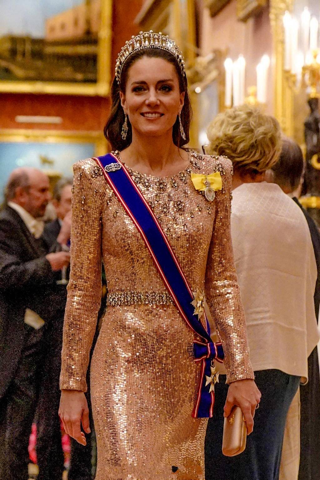 凯特王妃穿帕克汉礼服,戴珍珠泪王冠参加活动,被吐槽没有新意