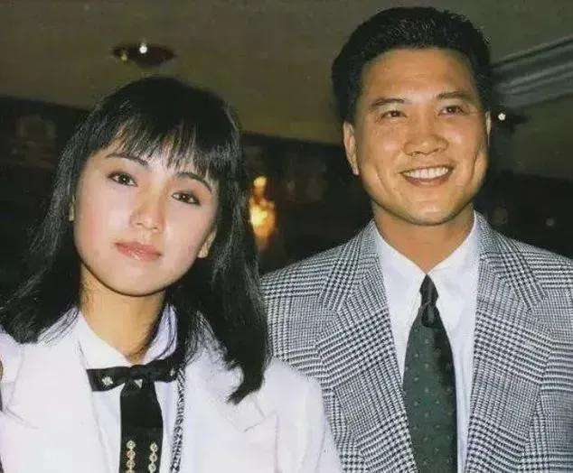 万梓良与老婆结婚20周年补拍婚照9代单传18岁独子万大千罕有曝光_万子