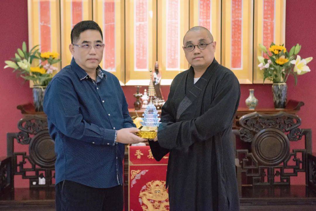 华琪舍利子博物馆张秋源博士向珠海普陀寺赠送舍利子塔_佛陀_弟子