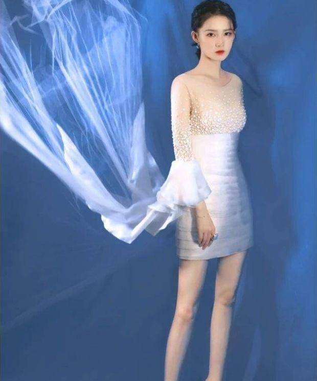 李沁终于改变了形象,肉色丝袜搭配白雪连衣裙仙气十足!