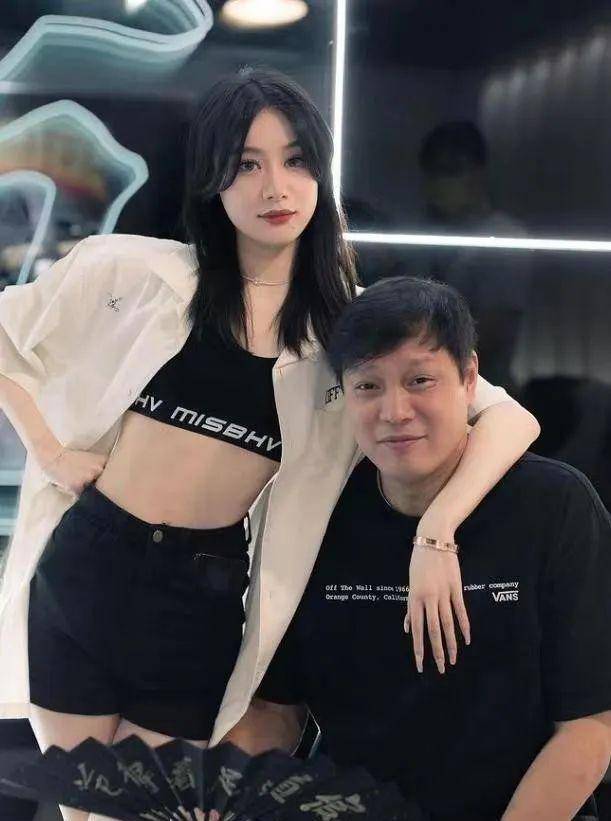 还是范志毅有福,3婚老婆比亲闺女还年轻,老来得子好风光_黑色_整体