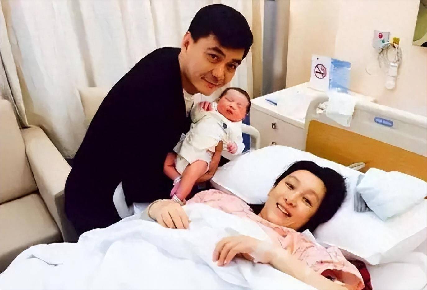 并且秦海璐在生完孩子之后的状态特别差,本就是大龄产妇,又因为过于