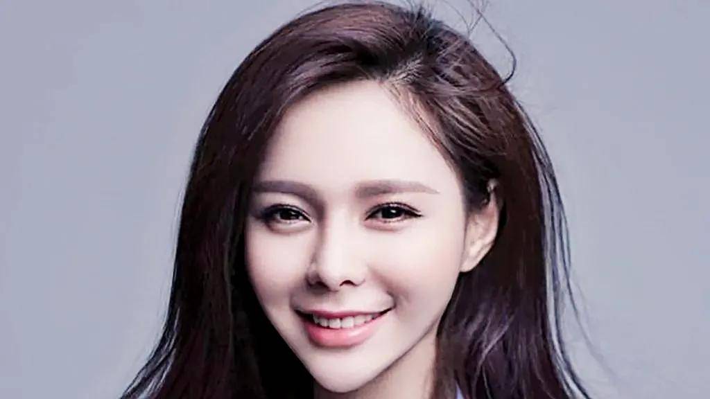 1989年出生的沈梦辰,毕业于湖南大学本科表演系,一家居住在湖南省湘西