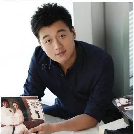 1997年佟大为顺利考上了中戏,陆毅和任泉就是他的师兄.