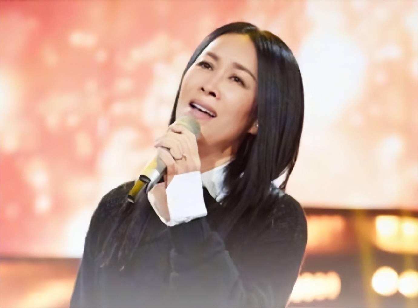 更是嘱咐她"要想把歌唱好,就要先磨性子",也是为她写过歌曲《青青世界