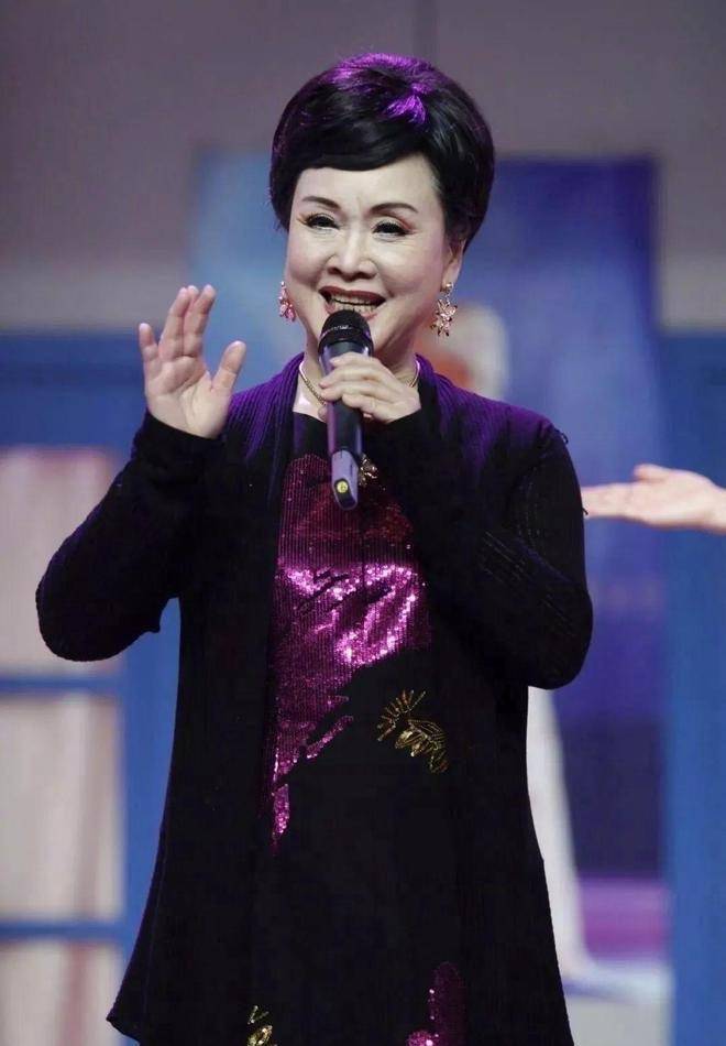 看78岁李谷一摘掉假发,我悟了:女人直面衰老,比刻意扮嫩更耐看_衣服