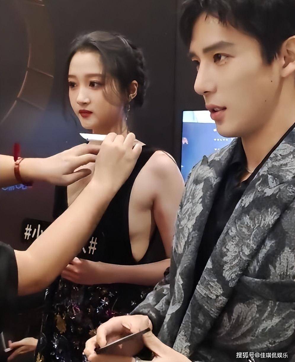 微光盛典红毯:关晓彤白鹿放飞自我,赵露思刘浩存风格大变!