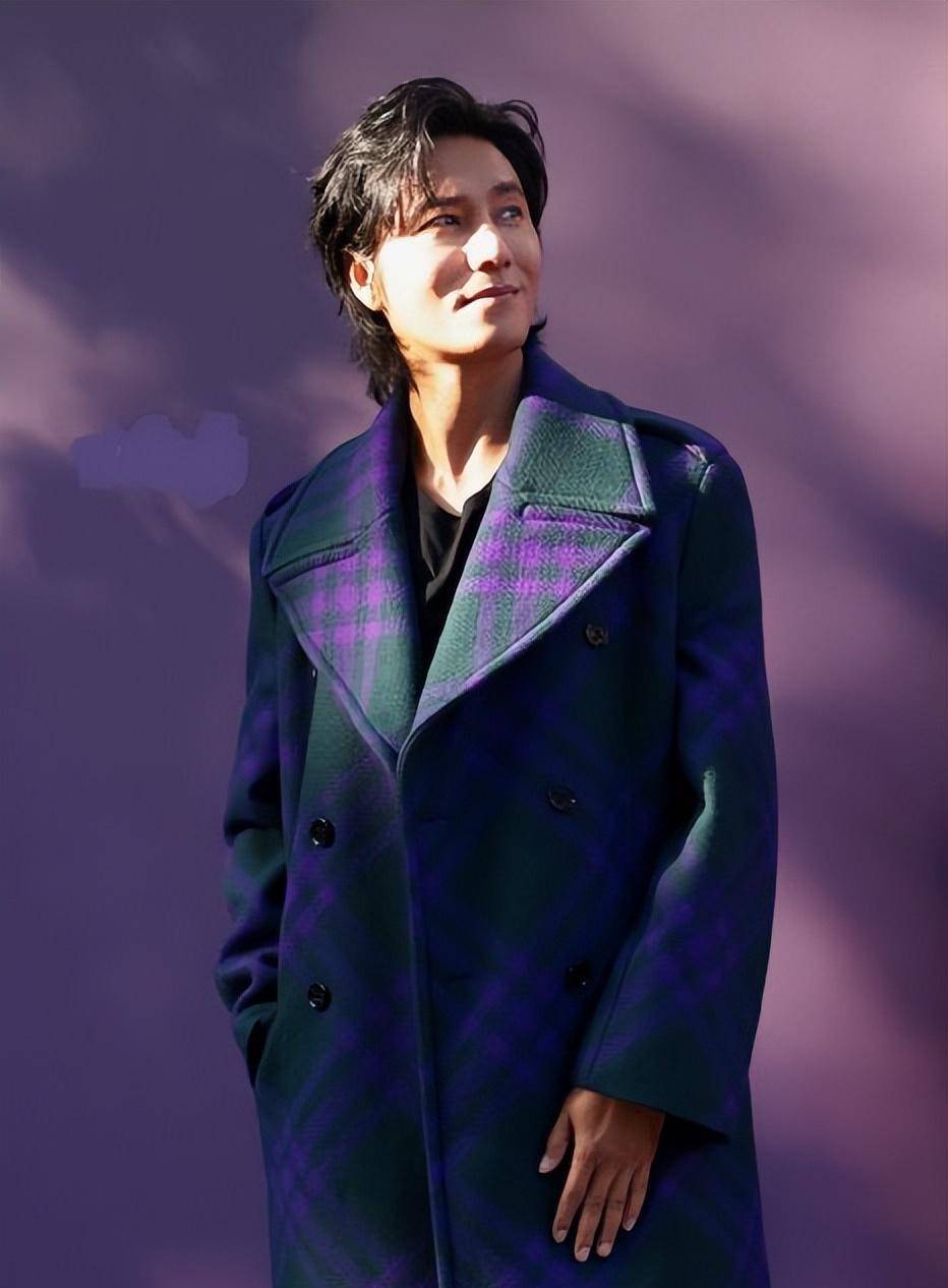 陈坤亮相上海,彩色格纹大衣展现时尚魅力,黑色搭配彰显型男风采_活动