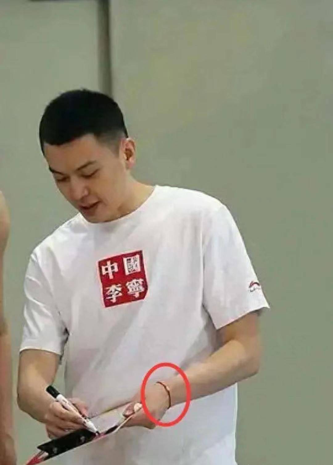 最近网友们发现了一些令人怀疑的迹象,包括杨鸣和思思佩戴着同款的